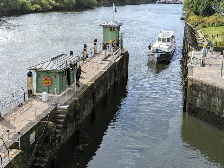 A beautiful London riverside walk: Kew Bridge to Richmond in 40 photos