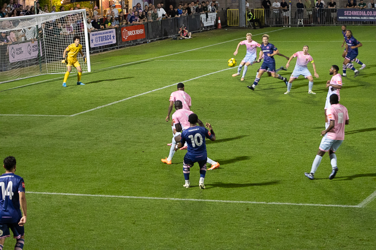 In photos: Last minute winner gives Dulwich Hamlet a 2-1 victory over Hendon. Weds, 14th Aug 2024