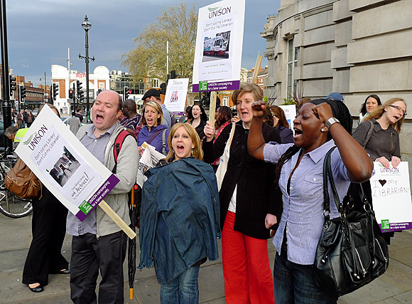 save-our-libraries-lambeth-protest-04-2011-01.jpg