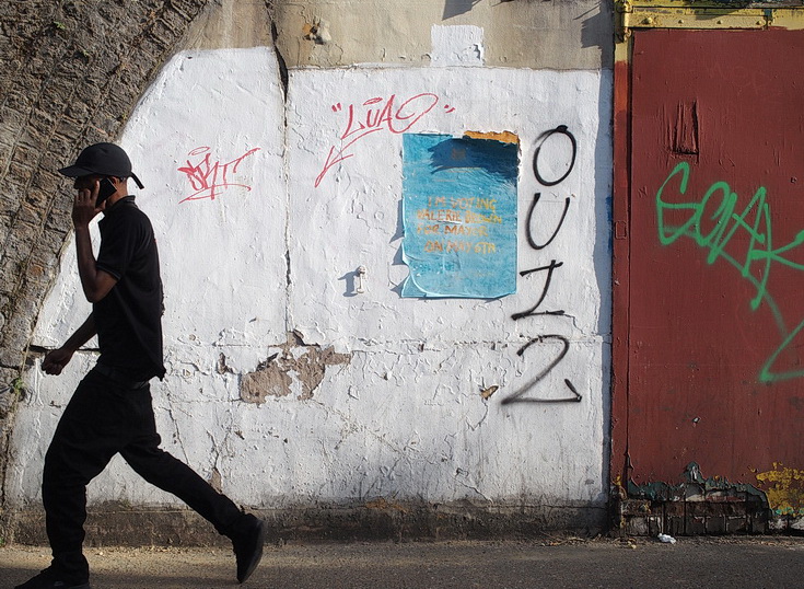 Brixton street photos - architecture, colours, car crashes and a lost canary, August 2022