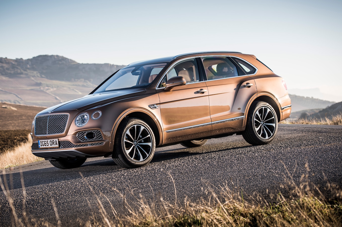 2017-Bentley-Bentayga-front-three-quarter-07.jpg