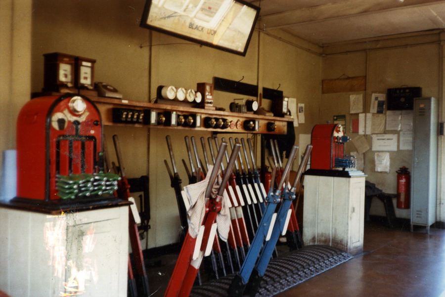 MountPleasant_BlackLionSignalBox_Interior_1989_JoelMorris.jpg