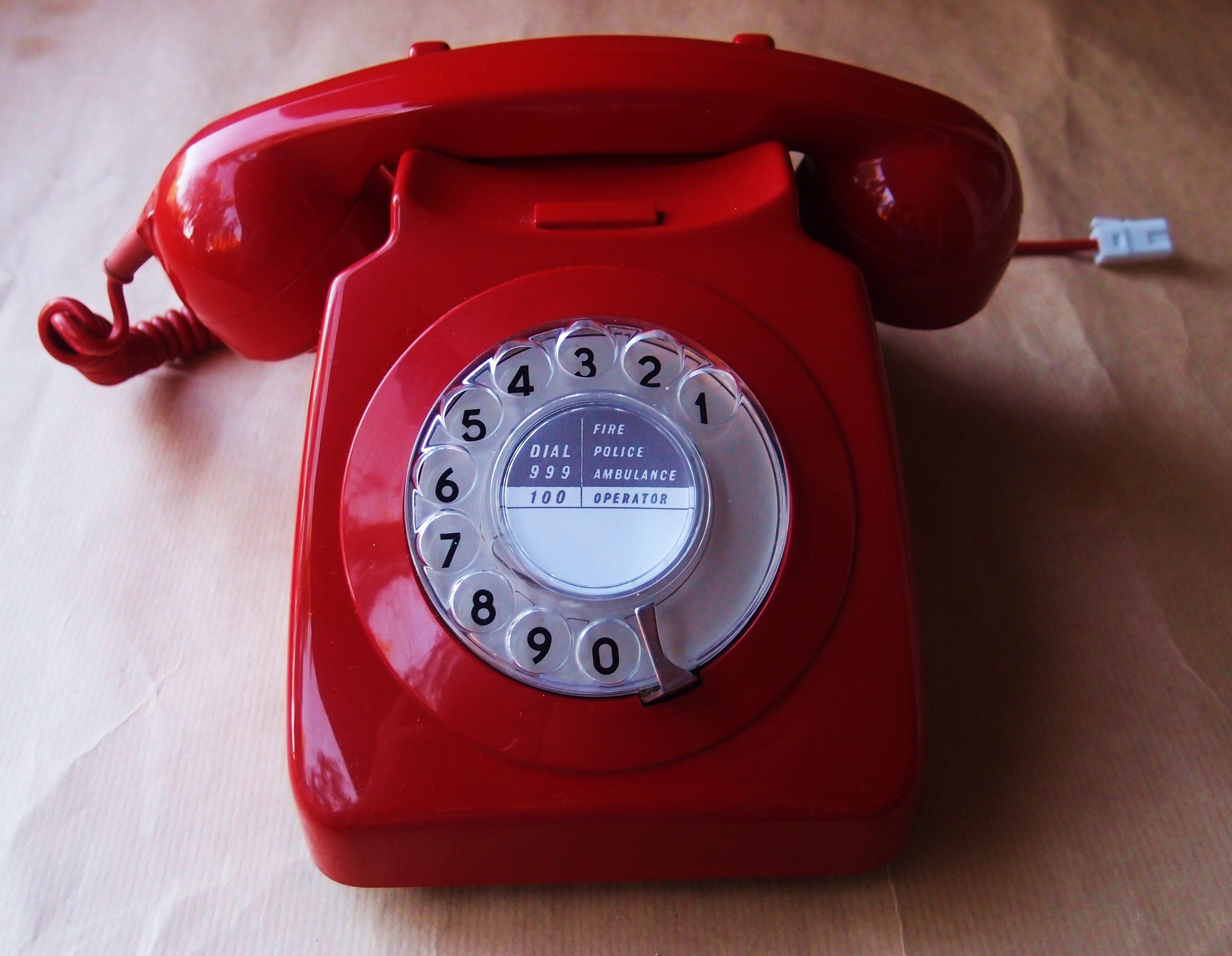 746_telephone_in_red.JPG