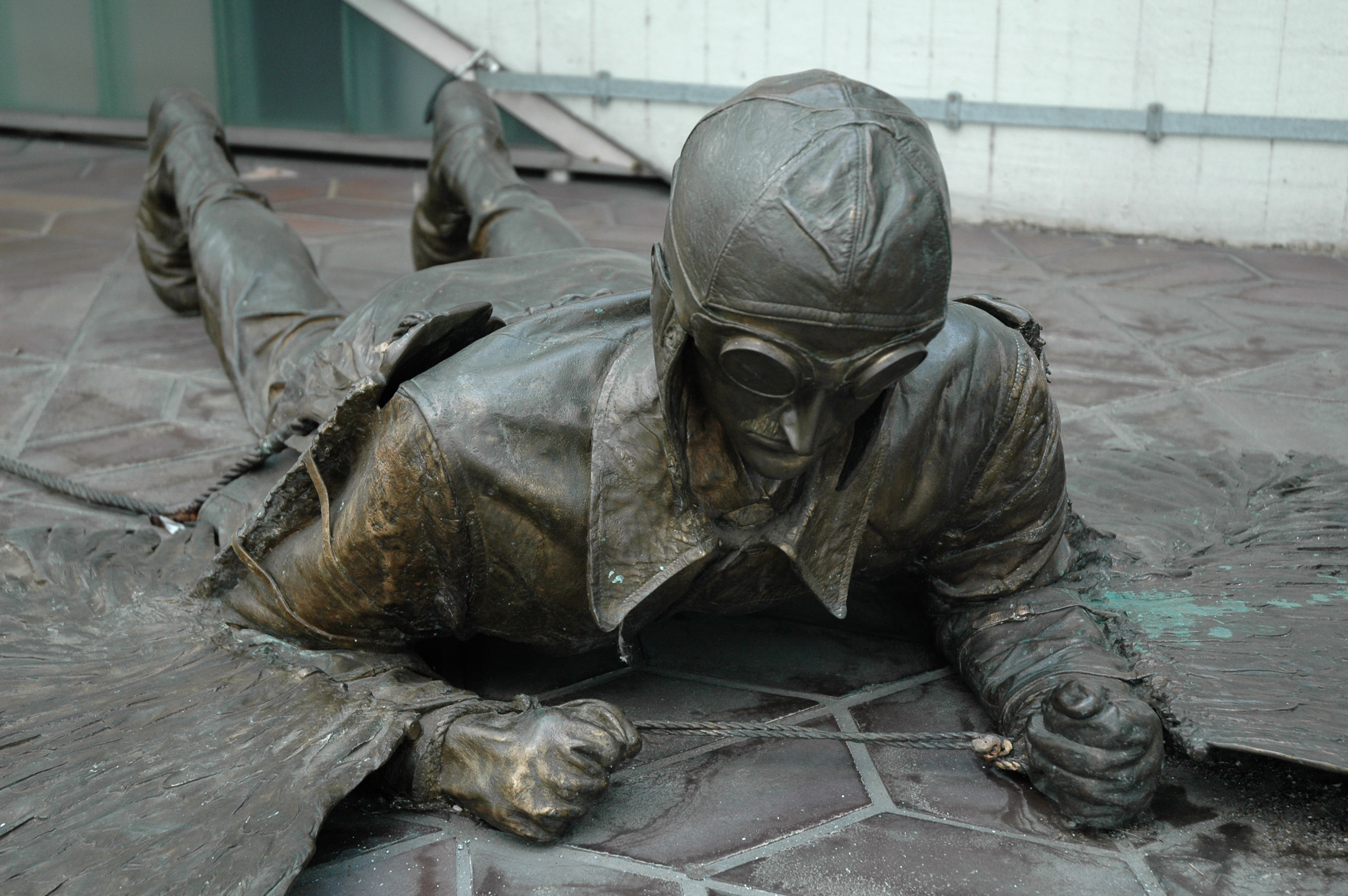 Lilienthal-Skulptur_Flughafen_Tegel.jpg