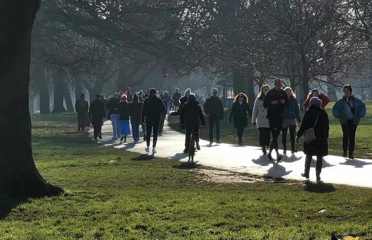 Brockwell Park winter sun, shadows and crowds, Sat 9th Jan 2021