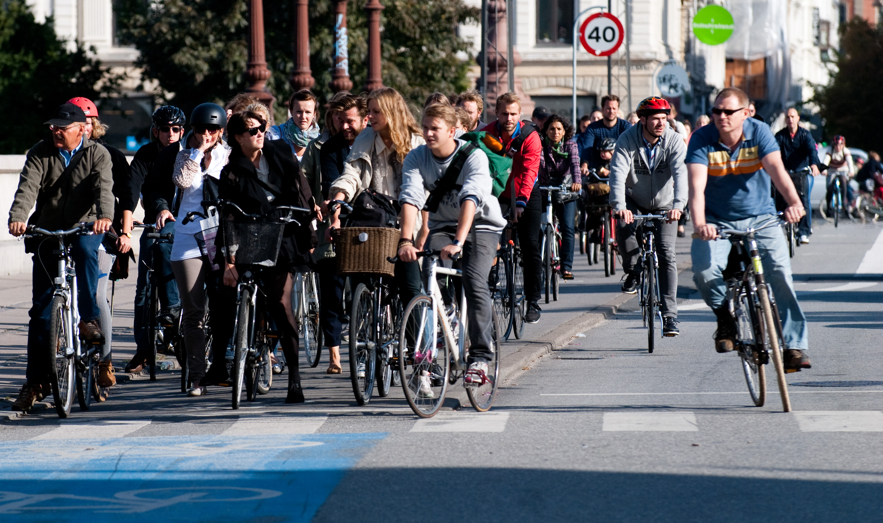 Cyclists_at_red_2.jpg