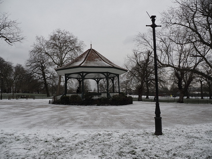 In photos: Ruskin Park on a cold, snowy afternoon