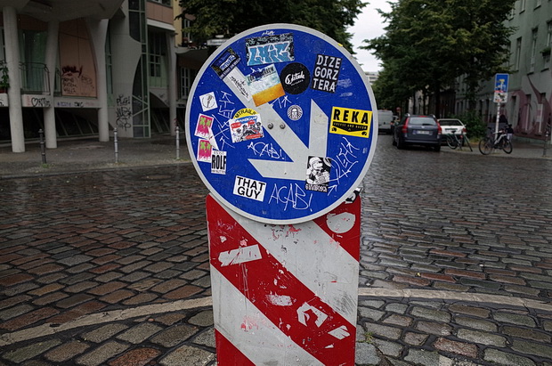 berlin-graffiti-signs-scenes-04.jpg