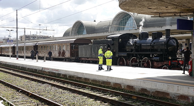 steam-train-roma-ostiense-station-03.jpg