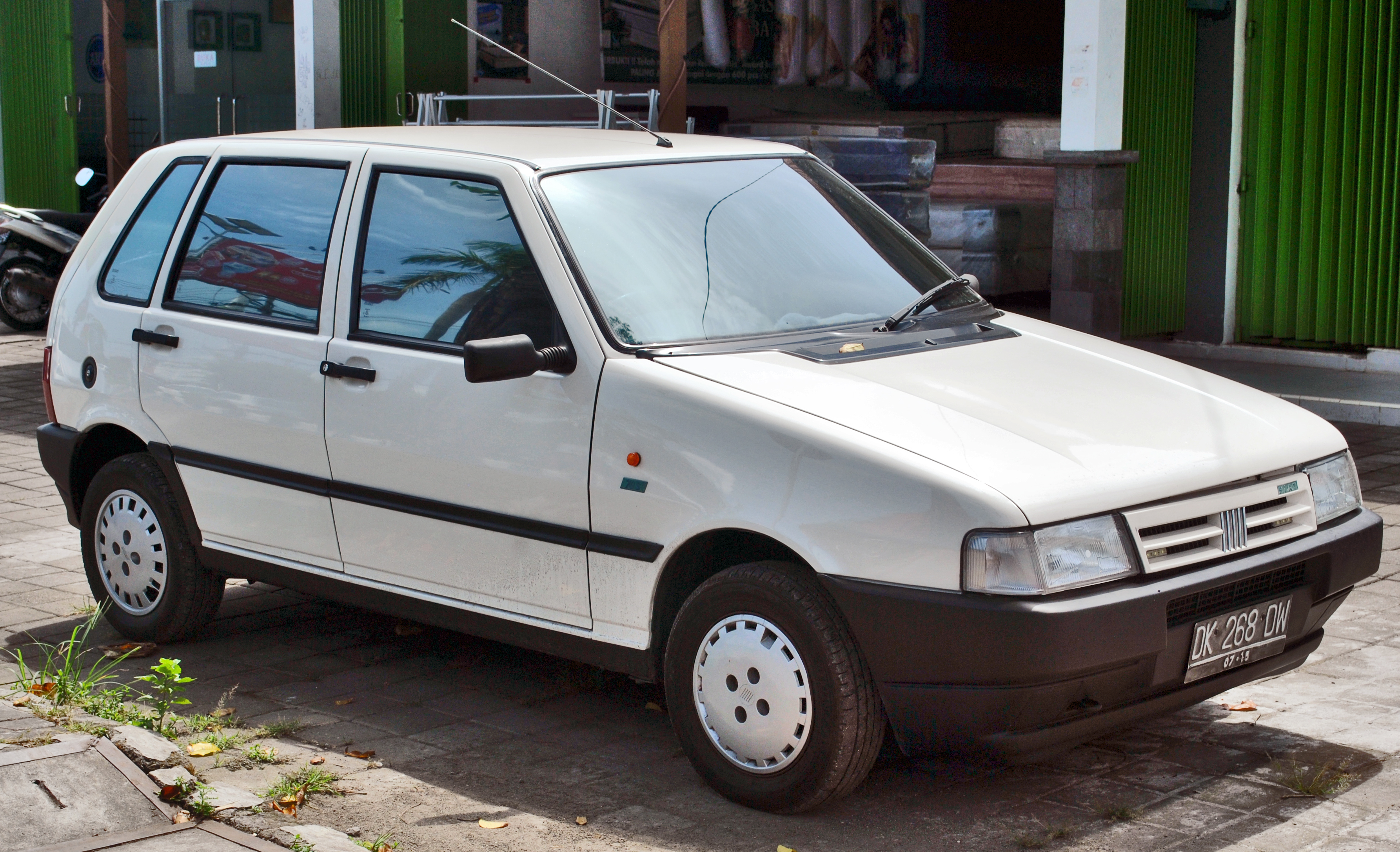 Fiat_Uno_%28front%29%2C_Jimbaran.jpg