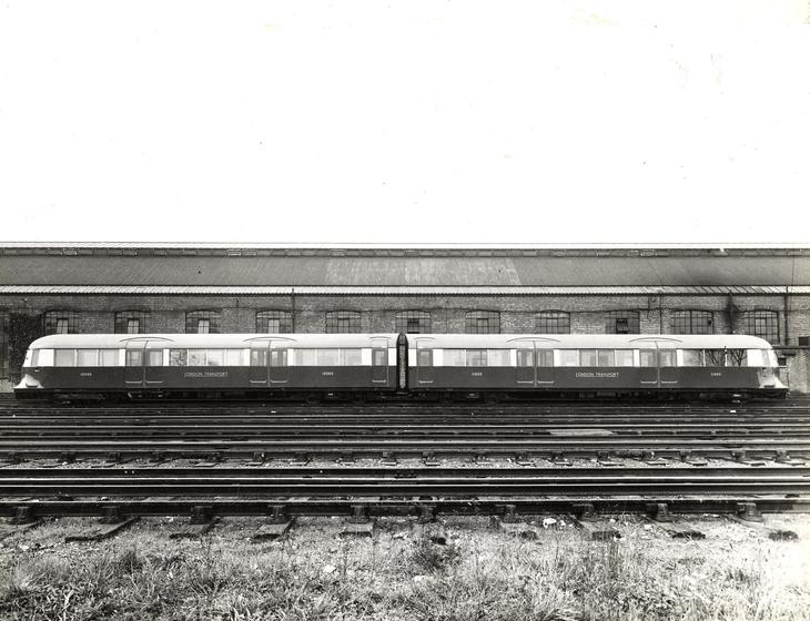 side_view_of_experimental_streamlined_1935-tube_stock_cars_nos_10000_and_11000__one_of_the_buildings_at_ealing_common_depot_can_be_seen_in_the_background_by_topical_press__30_oct_1936.jpg