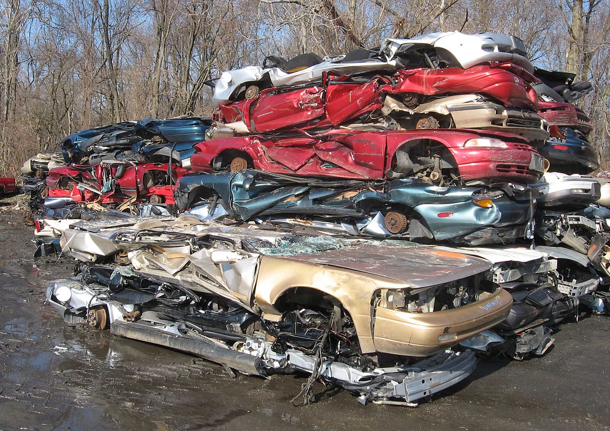 1200px-Auto_scrapyard_1.jpg