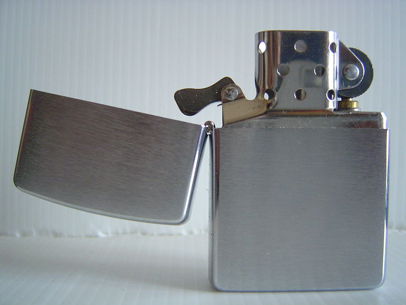 800px-Zippo_Aperto.JPG