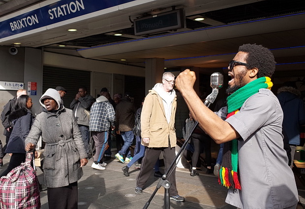 busker-brixton-tube-01.jpg