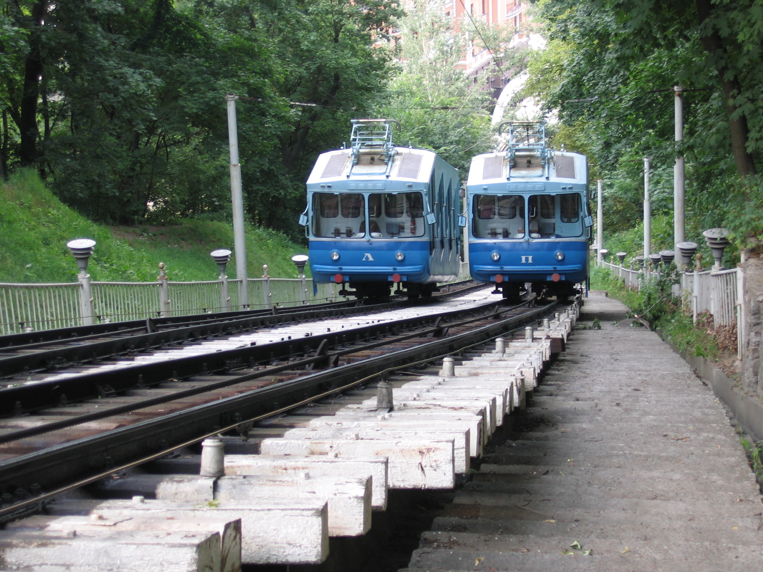 Kiev_funicular._Left_and_right_cars.jpg