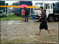 _41228311_glasto_rain3_203.jpg