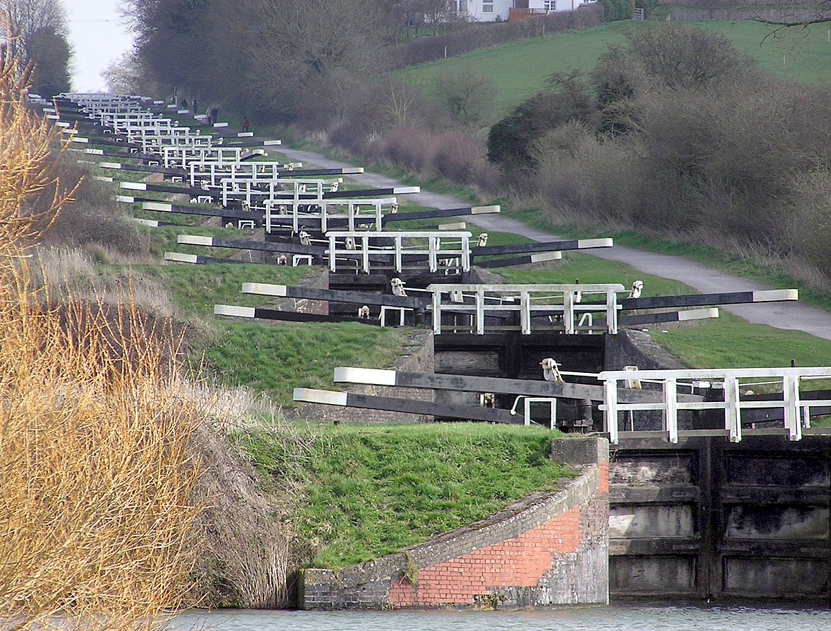 1200px-Caen.hill.locks.in.devizes.arp.jpg