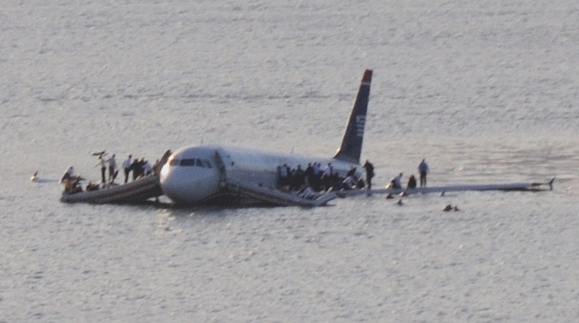 Plane_crash_into_Hudson_River_muchcropped.jpg