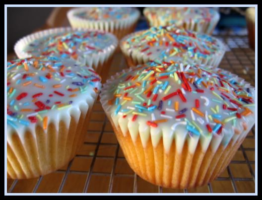 fairy-cakes-with-pale-green-icing-and-sprinkles.jpg