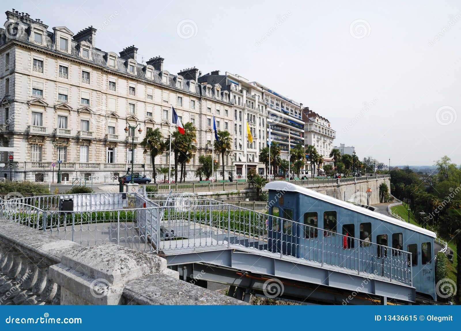 funicular-against-boulevard-pyrenees-pau-13436615.jpg