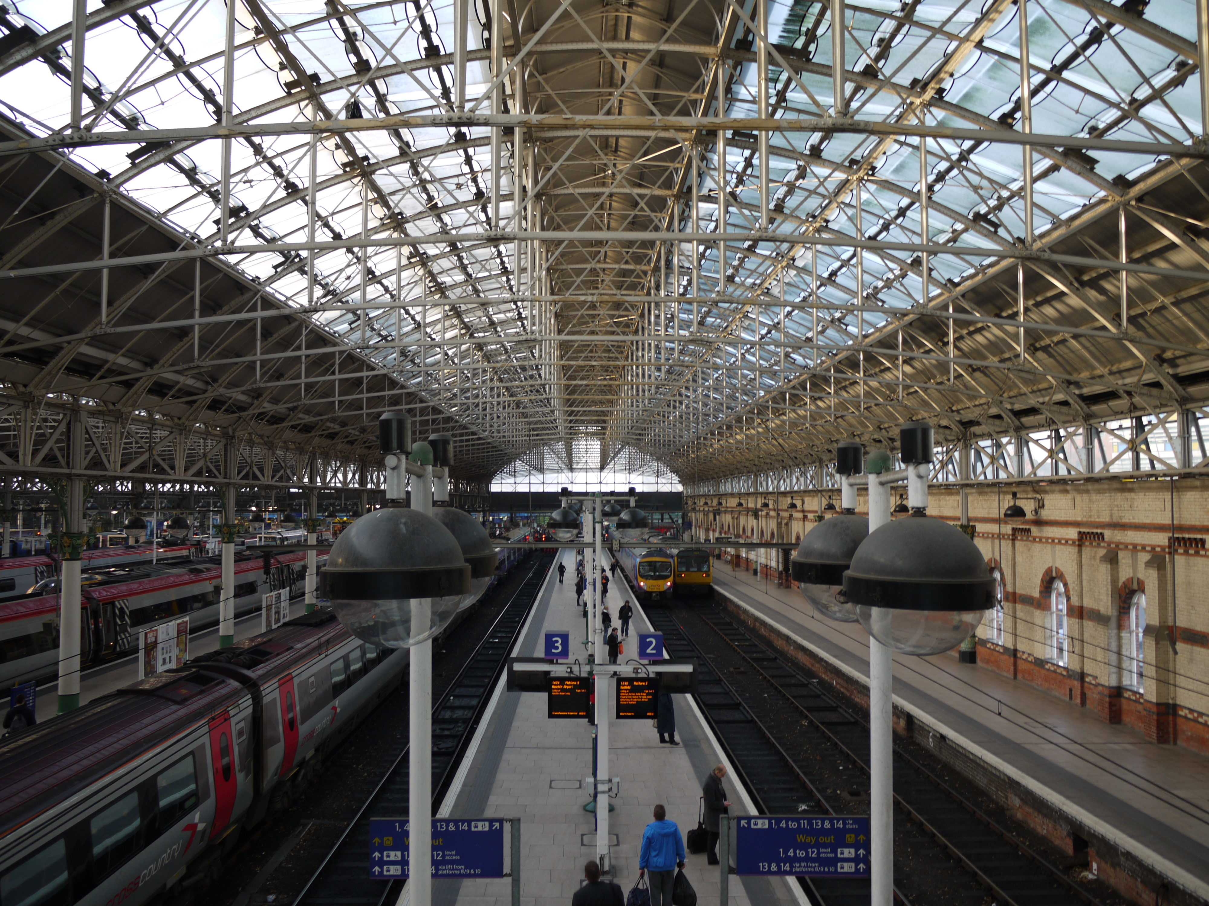 Manchester_Piccadilly_platforms_1_to_3_shed.jpg