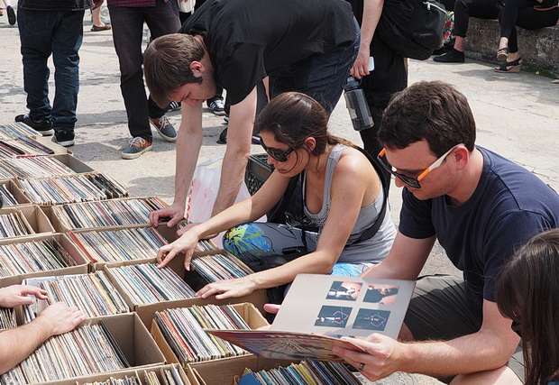 brooklyn-flea-record-fair-08.jpg