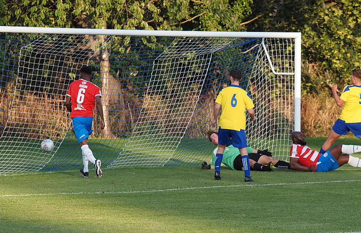 In photos: Peckham Town come away with all three points after lively encounter at Stansfeld, Weds 16th August 2023