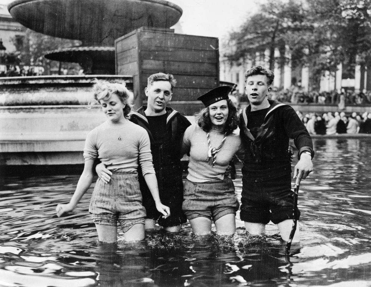 VE-DAY-TRAFALGAR-FOUNTAIN.jpg