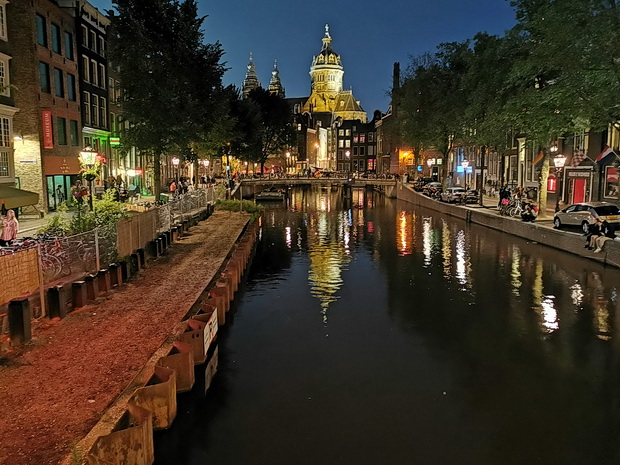 amsterdam-red-light-district-03.jpg