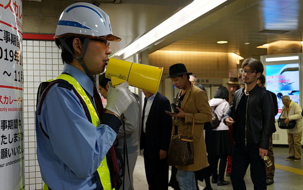 Tokyo photos: street scenes, signs, architecture and the Monochrome Set